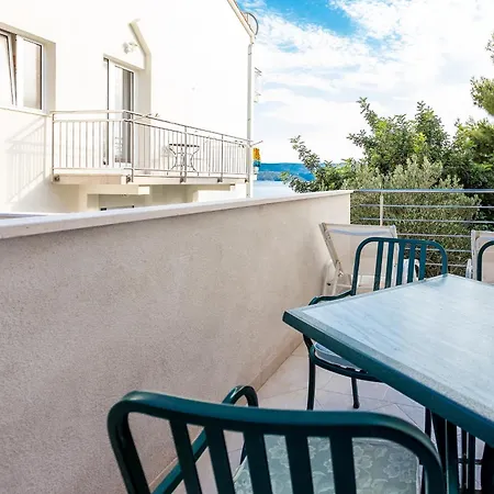 Aga Nemira * أوميس