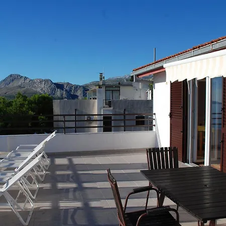 Aga Nemira أوميس