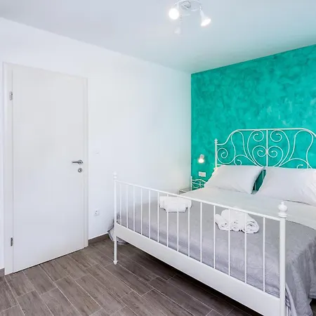 Aga Nemira * أوميس