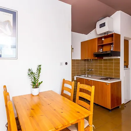 Aga Nemira أوميس