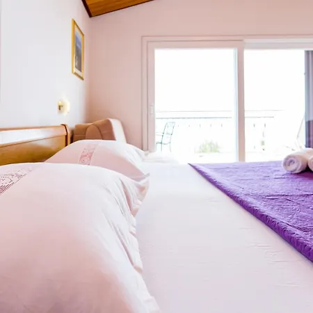 Aga Nemira أوميس