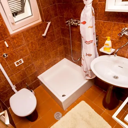 Aga Nemira * أوميس